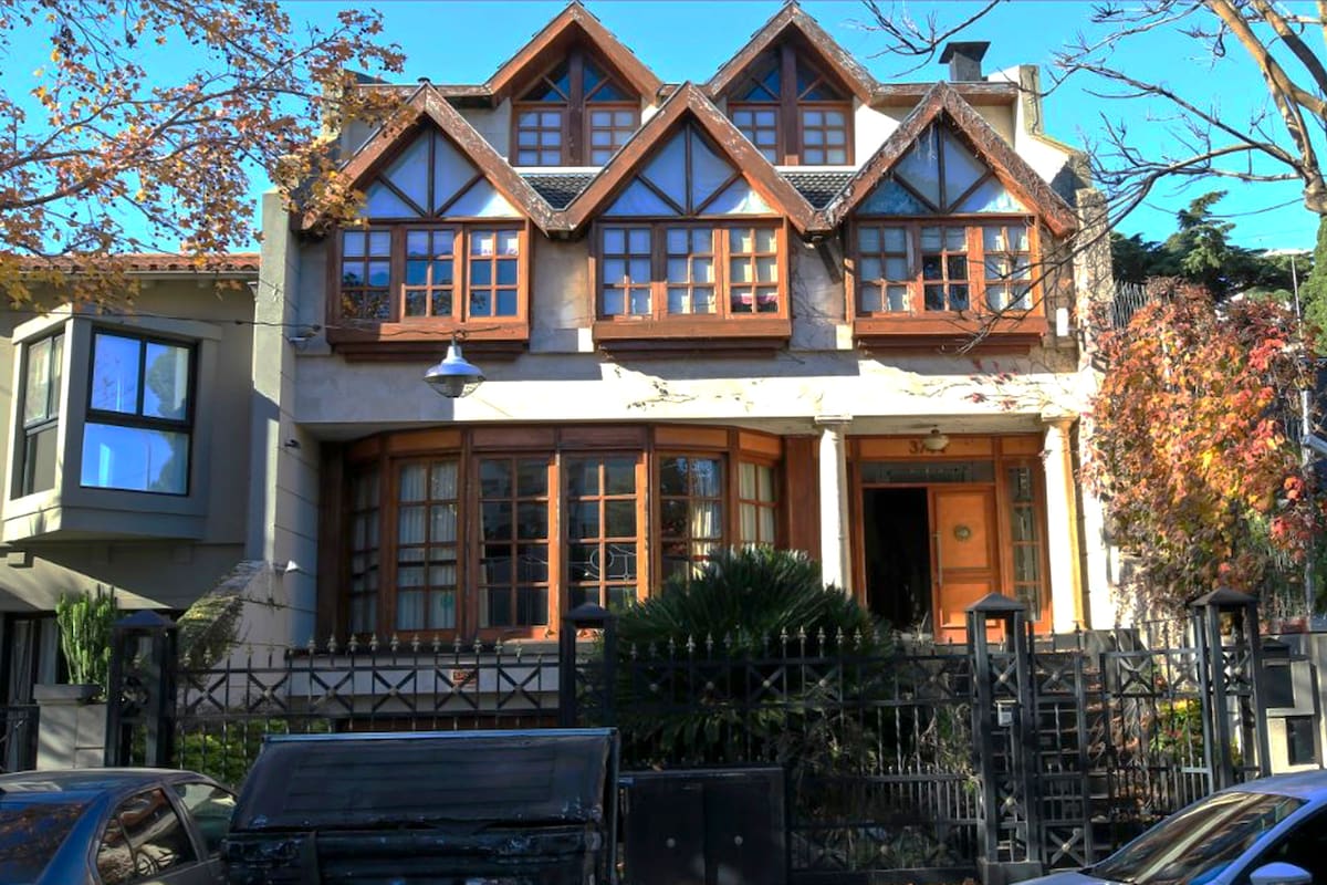 La casona porteña está ubicada en un barrio que se caracteriza por tener calles adoquinadas, propiedades antiguas y un polo gastronómico en crecimiento