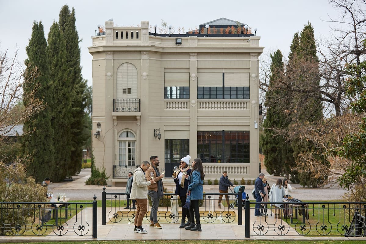 La casona que perteneció a la familia propietaria de la bodega Luigi Bosca, dentro de la Finca El Paraíso, está abierta al público