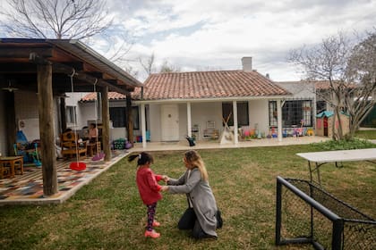 La casona queda en Don Torcuato y tiene, además de un gran jardín, un salón de juegos, un amplio comedor con cocina integrada y dormitorios espaciosos