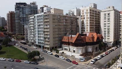 La casona rodeada de edificios