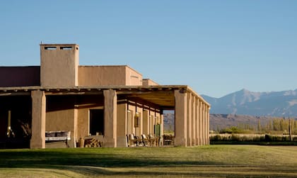 La casona, rodeada de amplias galerías, fue diseñada por los arquitectos sanjuaninos Gómez Centurión y Suárez.