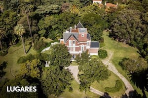 La casona se levanta sobre una barranca natural de Vicente López, con árboles de más de 200 años y un parque diseñado por Carlos Thays