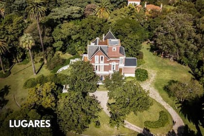La casona se levanta sobre una barranca natural de Vicente López, con árboles de más de 200 años y un parque diseñado por Carlos Thays
