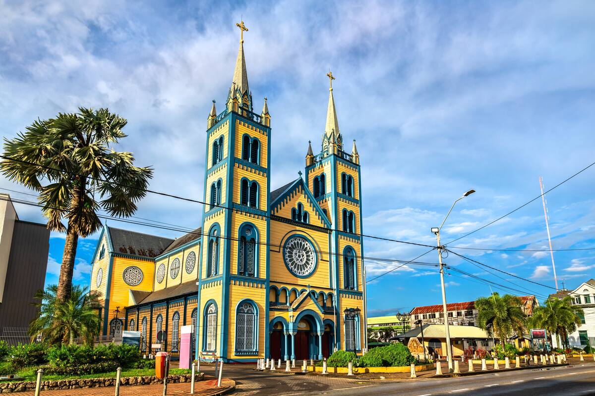 La catedral católica romana San Pedro y Pablo, de madera, en el centro histórico de la ciudad de Paramaribo, Patrimonio Mundial de la Unesco en Surinam