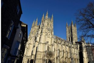 La catedral de Canterbury es una de las arquitecturas cristianas más antiguas de Inglaterra y se estima que lo que vemos hoy es una fusión de 900 años de obras de construcción y ampliación.