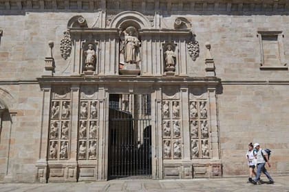La catedral de Santiago de Compostela, en el norte de España, también tiene su puerta santa, la cual solo se abre en aquellos años que el 25 de julio (fiesta del apóstol Santiago) cae en domingo.