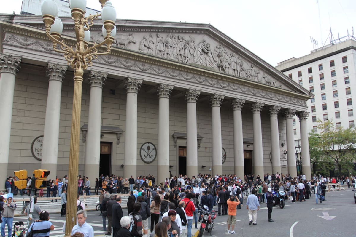 La Catedral Metropolitana estuvo llena de fieles desde las 6 de la tarde