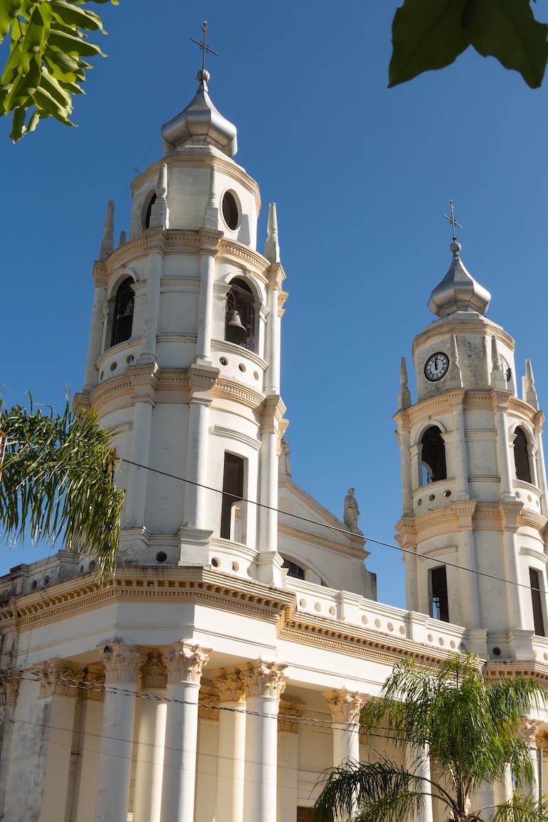 La Catedral Nuestra Señora del Rosario está frente a la plaza.