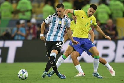 La categoría de Giovani Lo Celso se expresa delante de Gabriel Martinelli en una acción puntual de Brasil 0 vs. Argentina 1 en Río de Janeiro, por la eliminatoria para el Mundial de 2026.