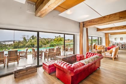 La categoría RedLevel brinda una experiencia superior con acceso exclusivo a espacios privilegiados, atención personalizada y habitaciones bien equipadas.