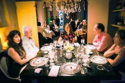 La cava contiene la mesa grande y una araña de la abuela de su íntimo amigo.