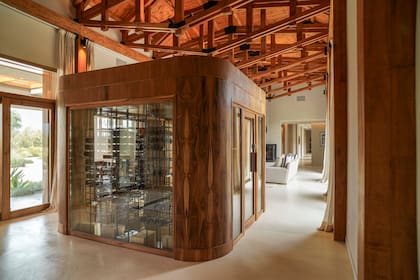 La cava curva –digna de la región vitivinícola– es protagonista en el living comedor.