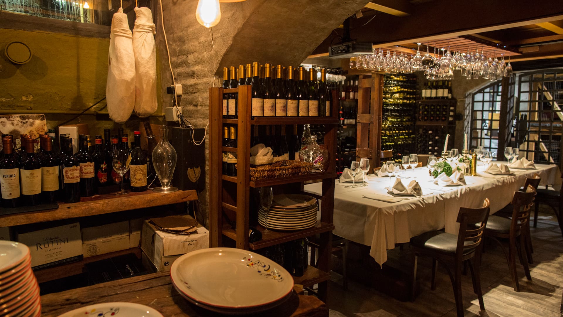 La cava del restaurante de Campana, espacio ideal para una comida íntima.