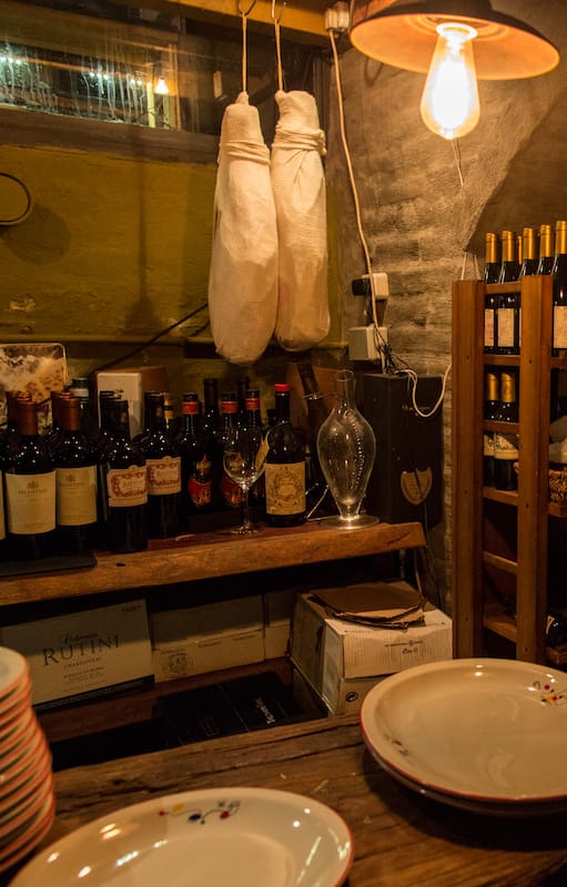 La cava del restaurante de Campana, espacio ideal para una comida íntima.