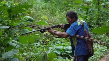 La caza es una actividad que todavía usan para adquirir la proteína necesaria en su dieta
