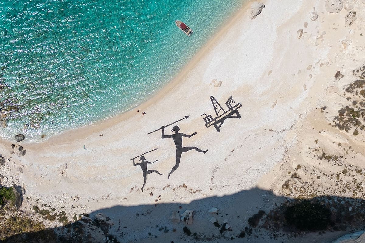 "La caza", obra de land art en la isla griega de Othonoi, realizada por The Krank