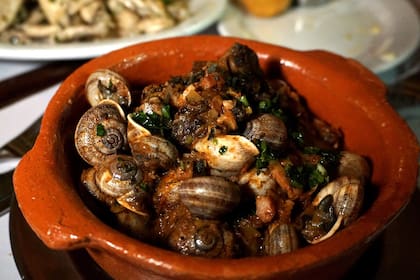 La cazuela de caracoles en Los Galgos es uno de los platos que recupera los sabores de siempre