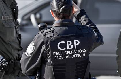 La CBP advierte que todavía se observa una gran cantidad de vehículos robados recuperados en los pasos froterizos