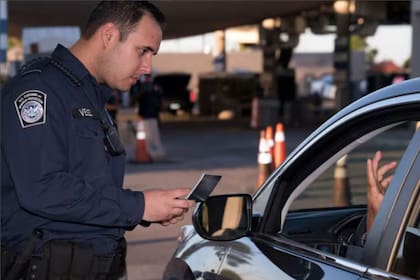 La CBP controla los puntos fronterizos de EE.UU., tanto terrestres como aéreos y marítimos