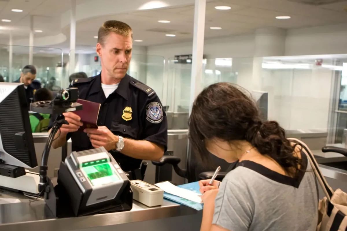 La CBP encontró 190 mil dólares no declarados entre las pertenencias de viajeros en un aeropuerto y emitió una advertencia