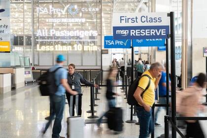 La CBP implementó el sistema para mejorar la asistencia y orientación a los pasajeros en cada etapa del control migratorio