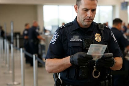 La CBP informó que la mujer enfrenta cargos graves por posesión criminal de un arma