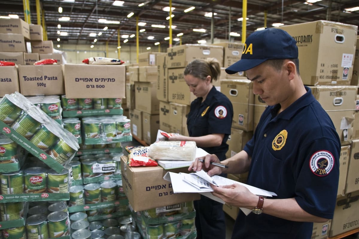 La CBP, junto con la FDA, incautaron más de cuatro millones de cigarrillos electrónicos no autorizados durante una inspección en Chicago