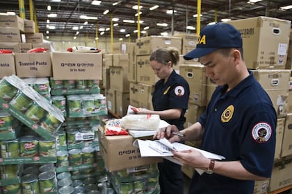 La CBP proporciona una guía para que los consumidores estadounidenses reconozcan piezas de lujo falsificadas y eviten comprarlas en línea