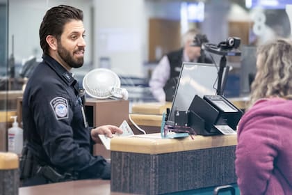 La CBP realiza inspecciones exhaustivas de dispositivos electrónicos en ciertos casos