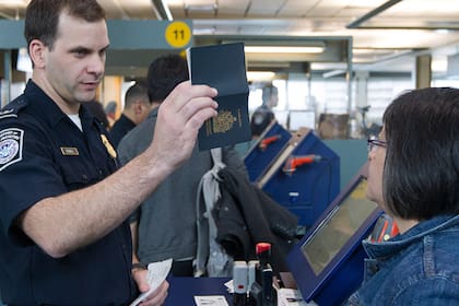 La CBP revisará las redes sociales de los viajeros que ingresen a EE.UU. desde este país latino