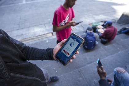 La CBP revisó 47 mil celulares y computadoras en 2024: aunque dicen que son casos excepcionales, cada vez hay más denuncias por revisiones arbitrarias