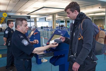 La CBP utilizará esta información para ayudar a cotejar la salida de un no inmigrante con su última llegada