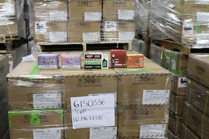 La CBP y la FDA, en una operación conjunta, lograron impedir que más de 6 millones de cigarrillos electrónicos ilegales, con un valor estimado de más de US$120 millones, llegaran a Estados Unidos durante este año