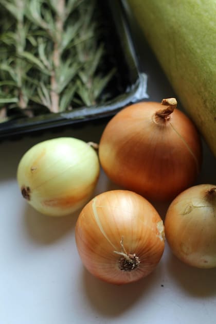 La cebolla y el romero tienen propiedades naturales para restablecer el brillo de tu pelo