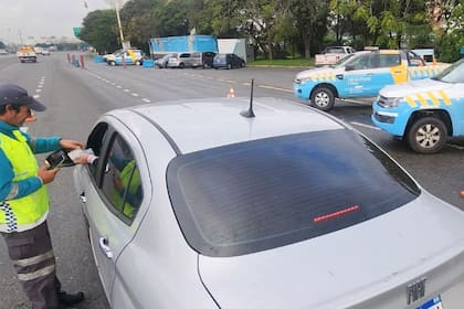 La cédula azul deja de existir y únicamente es necesario contar con la verde, física o digital, para circular