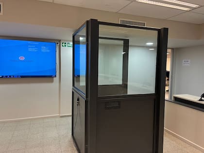 La celda de vidrio acondicionada para que Roberto Carmona enfrente el jurado popular