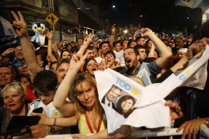 La celebración afuera del búnker del Frente de Todos