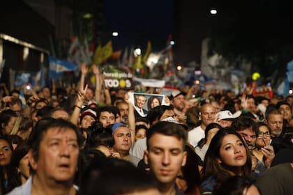 La celebración afuera del bunker del Frente de Todos