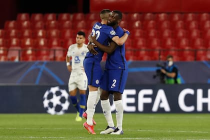 La celebración de Antonio Rudiger y Hakim Ziyech; pese a la caída por la mínima, Chelsea sigue adelante y ya está entre los cuatro mejores de la Champions