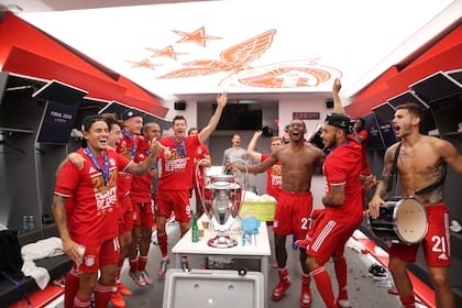 La celebración de Bayern Munich en el vestuario del estadio Da Luz: con la Copa como tótem, los futbolistas rodean el trofeo y desatan el festejo