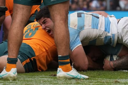 La celebración de Benjamín Grondona tras el try de Boris Wenger
