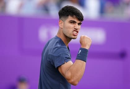 La celebración de Carlos Alcaraz, que batió a Francisco Cerúndolo en el Queens's Club