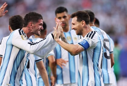 La celebración de De Paul con Messi