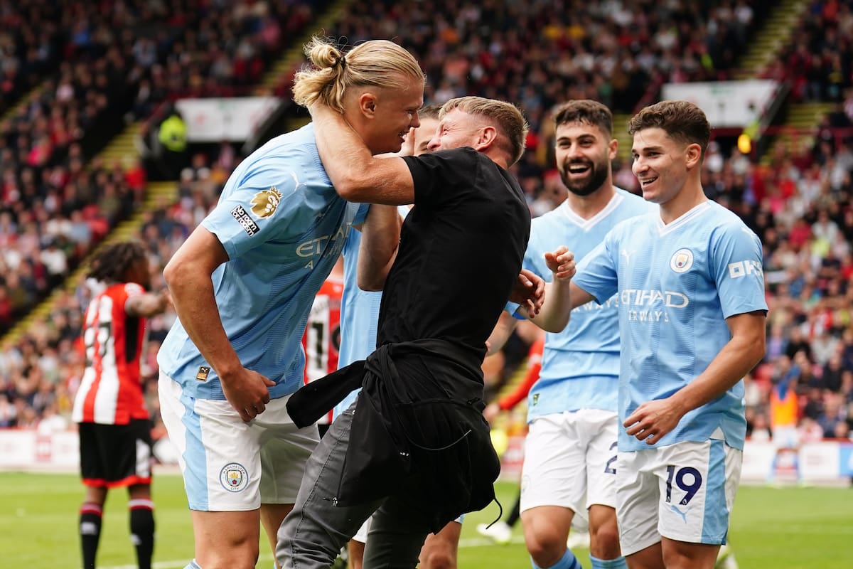 La celebración de Erling Haaland al anotar el gol del triunfo ante Sheffield: un hincha entró en el campo de juego para abrazar al noruego; Julián Álvarez, sorprendido, sonríe
