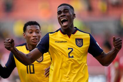 La celebración de Félix Torres, que de cabeza, después de una excelente maniobra entre Junior Sornoza y Pervis Estupiñán, marcó el 1-0 de Ecuador sobre Paraguay; el defensor convirtió en su quinto partido con la selección