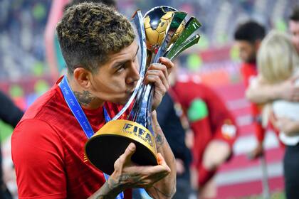 La celebración de Firmino con la copa del Mundial de Clubes