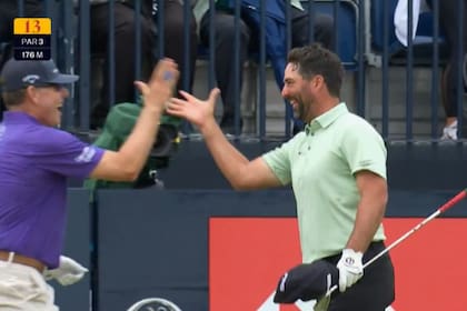 La celebración de John Parry (der.) luego de anotar un hoyo en uno en The Open; lo celebra con Justin Leonard, el campeón de 1997 y compañero de salida