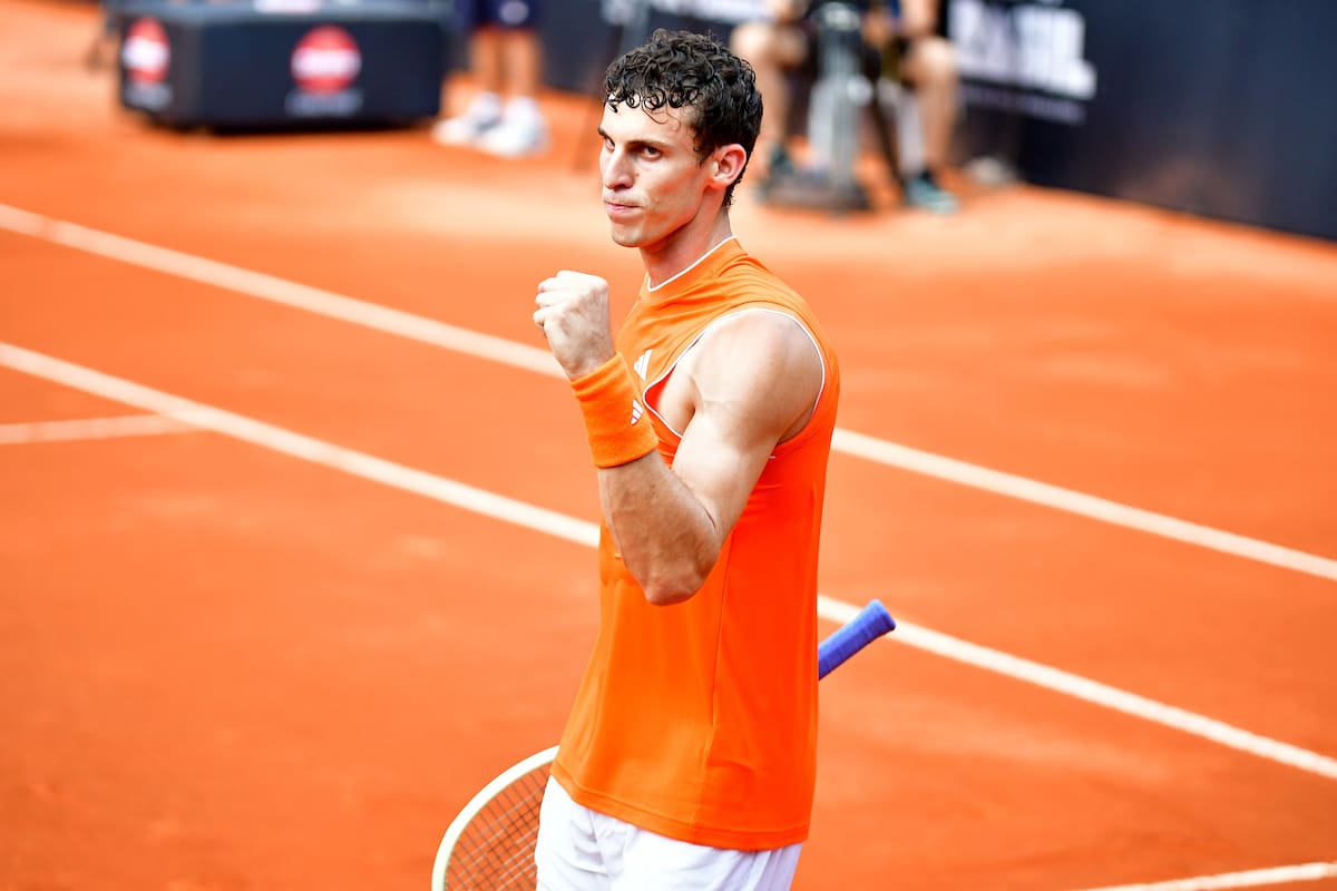 La celebración de Juan Manuel Cerúndolo al vencer al alemán Yannick Hanfmann en el ATP de Río de Janeiro