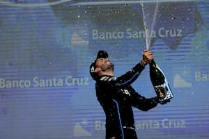 La celebración de Julián Santero en el podio del autódromo de El Calafate; con la victoria, el mendocino escaló al segundo puesto del campeonato, a 14,5 puntos del líder Mariano Werner