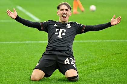 La celebración de la joyita Lennart Karl, luego de cerrar una nueva goleada del Bayern Munich